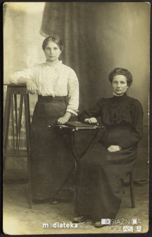 Portret kobiet wykonany w atelier fotograficznym po I Wojnie Światowej, ok. 1918 r.