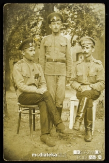 Portret żołnierzy w mundurach. Pierwszy od prawej Michał Łuckiewicz, 1900-1910 r.