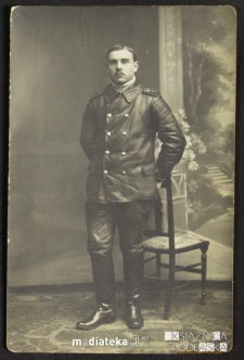 Portret Aleksandra Łuckiewicza w ubiorze wojskowym wykonany w atelier fotograficznym, 1900-1910 r.