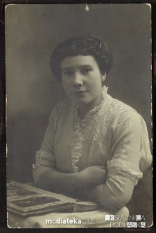 Portret matki chrzestnej Leonarda Czerewacza wykonany w atelier fotograficznym, 1916 r.