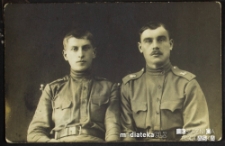 Portret żołnierzy w mundurach wykonany w atelier fotograficznym. Pierwszy z prawej Aleksander Łuckiewicz, Rosja, 1914 r.