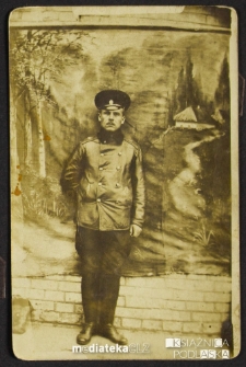 Portret Aleksandra Łuckiewicza w ubiorze żołnierskim wykonany w atelier fotograficznym, Rosja, 1914 r.
