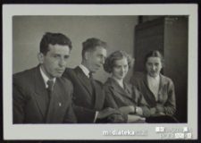 Grupa osób siedzących przy stole, Knyszyn, lata 50. XX w.