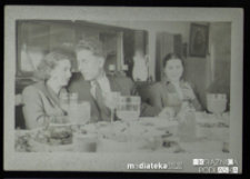Grupa osób siedzi przy stole, Knyszyn, lata 50. XX w.
