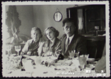 Donat Czerewacz z żoną i matką Marią siedzą przy stole, Knyszyn, lata 50. XX w.