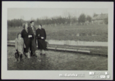 Rodzina na spacerze, Knyszyn, lata 50. XX w.
