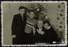 Choinka w domu brata, Tadeusza Jasińskiego, ul. Sienkiewicza 28, Białystok - lata 70. XX w.