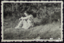 Portret Ireny Czerewacz siedzącej na trawie, Białystok - lata 70. XX w.