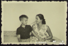 Portret matki z synem, ul. Sienkiewicza 28, Białystok - lata 70. XX w.