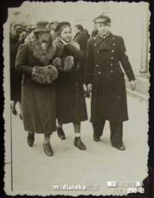Maria Czerewacz idzie drogą ze Stefanią i Romanem Topolewiczem, Białystok - 1938 r.
