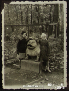 Tatiana Czerewacz z koleżanką Larysą Malinowską przy rzeźbie Psa Kawelina, Park Planty, Białystok - 3.11.1935, Fot. Zakład Fotograficzny "Foto-Film" Neuhüttler