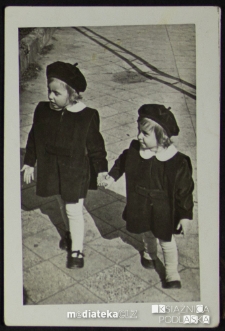 Córki Tatiany Jasińskiej idą za rękę, Giżycko, lata 50. XX w.