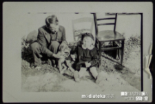 Córka Tatiany Jasińskiej pozuje do zdjęcia z psem i mężczyzną, Giżycko, lata 50. XX w.