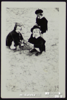 C&oacute;rki Tatiany Jasińskiej bawią się w piasku z koleżanką, Giżycko, lata 50. XX w.