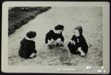 Córki Tatiany Jasińskiej bawią się w piasku z koleżanką, Giżycko, lata 50. XX w.