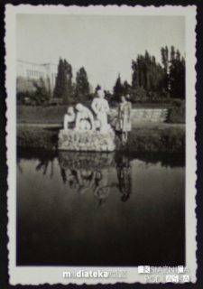 Tatiana Czerewacz przy rzeźbie Praczki, Park Plany, Białystok - ok. 1962 r.