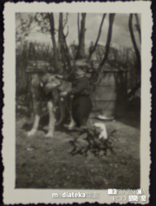 Portret Andrzeja Czerewacza z psem, Knyszyn, lata 70. XX w.