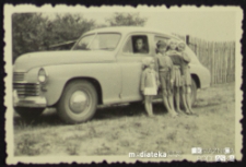 Córki Tatiany Czerewacz i brat wujeczny Andrzej Czerewacz opierają się o samochód marki Warszawa, Bagnówka, Białystok - lata 60. XX w.