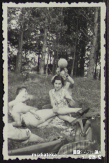 Irena Czerewacz z rodziną na pikniku w lesie Pietrasze, Jaroszówka, Białystok - lata 70. XX w.