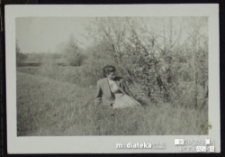 Portret kobiety siedzącej na trawie, Knyszyn, lata 50. XX w.
