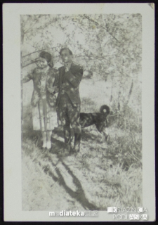 Wiktor Czerewacz z żoną i psem na spacerze, Knyszyn, lata 50. XX w.