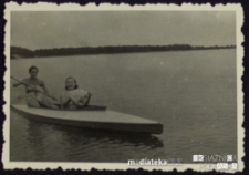 Tatiana Jasińska z bratową Ireną Czerewacz na spływie kajakowym, jezioro Zygmunta Augusta, Czechowizna, lata 50. XX w.