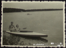 Tatiana Jasińska z bratową Ireną Czerewacz na spływie kajakowym, jezioro Zygmunta Augusta, Czechowizna, lata 50. XX w.