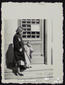 Kobieta z dzieckiem na schodach, Białystok - lata 50. XX w.
