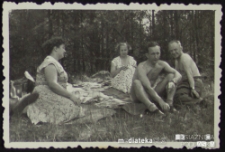 Piknik rodzinny w lesie Pietrasze, Jaroszówka, Białystok - lata 70. XX w.
