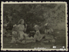 Tatiana Jasińska z córkami na pikniku rodzinnym w lesie Pietrasze, Jaroszówka, Białystok - lata 70. XX w.