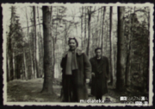 Tatiana Jasińska z mężem na spacerze w lesie, las Pietrasze, Białystok - lata 50., 60. XX w.