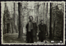 Tatiana Jasińska z mężem na spacerze w lesie, las Pietrasze, Białystok - lata 50., 60. XX w.