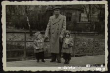 Tadeusz Jasiński na spacerze z córkami, lata 50. XX w.
