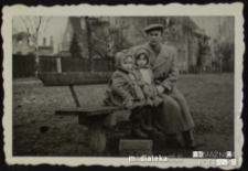 Tadeusz Jasiński na spacerze z córkami, lata 50. XX w.