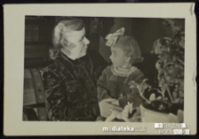 Babcia z wnuczką, lata 50. XX w.