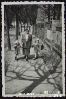 Babcia z wnuczkami na spacerze, Giżycko, lata 50. XX w.