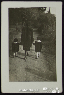 Tatiana Jasińska na spacerze z córkami, Giżycko, lata 50. XX w.