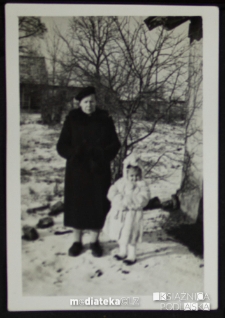 Babcia z wnuczkami na podwórzu, lata 50. XX w.