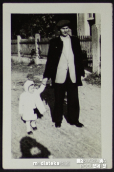 Tadeusz Jasiński z córką na spacerze, lata 50. XX w.