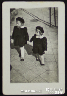 Córki Tatiany Jasińskiej idą za rękę, Giżycko, lata 50. XX w.