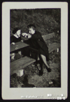 Tatiana Jasińska z córką na spacerze, Giżycko, lata 50. XX w.