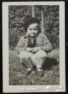 Portret dziecięcy Izabeli Jasińskiej, Giżycko, lata 50. XX w.