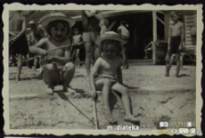 Córki Tatiany Jasińskiej bawią się na plaży, Giżycko, lata 50. XX w.
