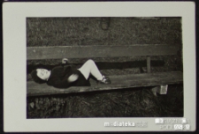 Dziewczynka leżąca na ławce, Giżycko, lata 50. XX w.