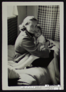 Tatiana Jasińska trzyma córkę w ramionach, Knyszyn, lata 50. XX w.