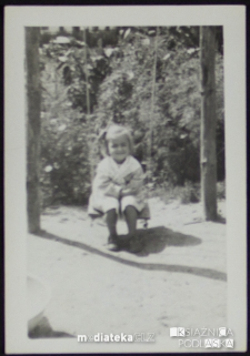 Portret dziewczynki siedzącej na huśtawce, Knyszyn, lata 50. XX w.