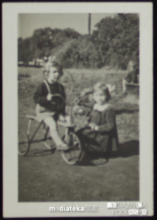 Dzieci bawiące się rowerem, Knyszyn, lata 50. XX w.