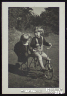 Dzieci bawiące się rowerem, Knyszyn, lata 50. XX w.