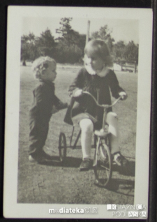 Dzieci bawiące się rowerem, Knyszyn, lata 50. XX w.