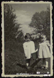 Córki Tatiany Jasińskiej pozują do zdjęcia na łące, Knyszyn, lata 50. XX w.